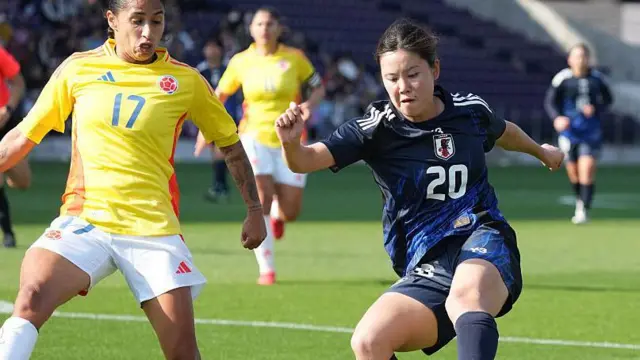 Partido de fútbol entre las selecciones femeninas de Japón y Colombia en 2025.