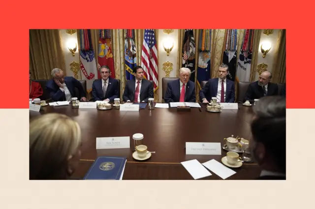 El presidente Trump (centro) abre la sesión de gabinete en la Casa Blanca  