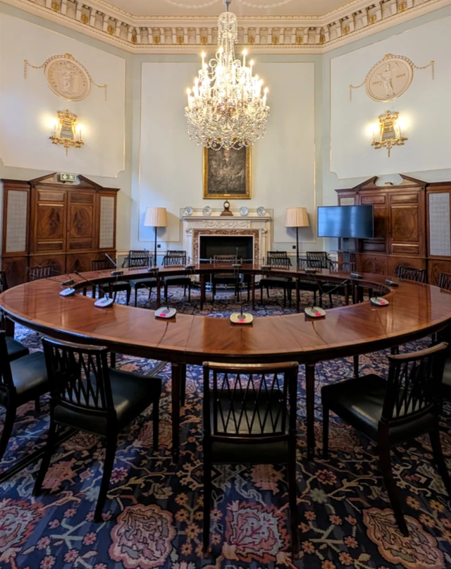 Vista de la llamada sala del comité, la cual tiene forma octogonal y una mesa redonda en el medio.