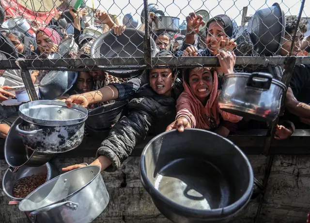 Mujeres desesperadas por comida