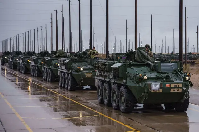Soldados del Ejército de los EE. UU. se preparan para mover vehículos de transporte de infantería blindados Stryker desde una cabeza de ferrocarril a un área de estacionamiento, donde se prepararán para desplegarse a lo largo de la frontera entre EE. UU. y México como parte de la misión de la Fuerza de Tarea Conjunta de la Frontera Sur del ejército, en Fort Bliss en El Paso, Texas, el sábado 5 de abril de 2025. ...