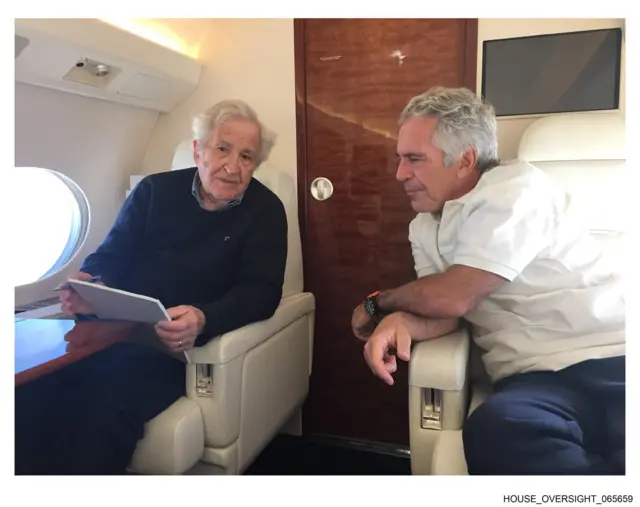 Noam Chomsky sentado en un avión privado al lado de Epstein.