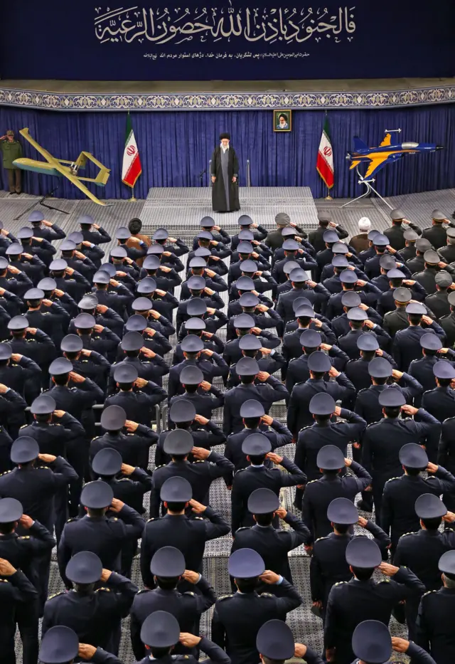 El ayatolá Jamenei en un acto con militares