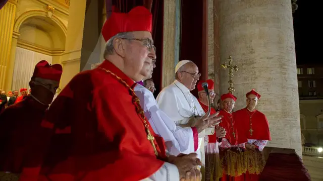 Francisco en el balcón central de la Basílica de San Pedro el 13 de marzo de 2013 en la Ciudad del Vaticano al ser anunciado en nuevo Papa. 