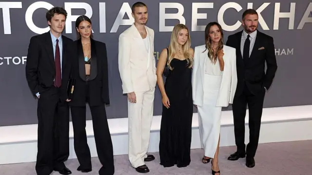 Cruz Beckham, Jackie Apostel, Romeo Beckham, Harper Beckham, Victoria Beckham y David Beckham asisten al estreno mundial de