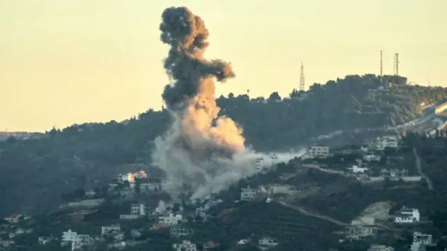 Nube de humo tras un ataque israelí en la frontera en el sur de Líbano. 