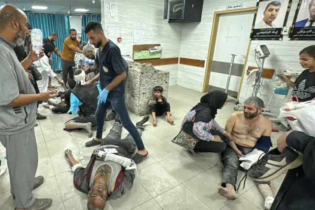 Palestinos heridos siendo atendidos en el suelo en un hospital del norte de la Franja tras el ataque del sábado 19 de octubre.