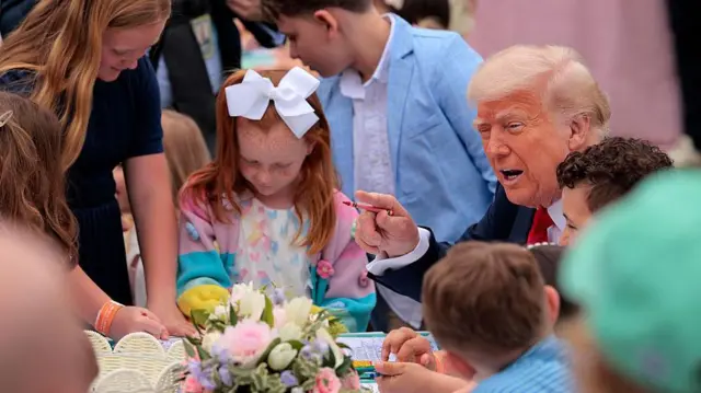 Donald Trump junto a un grupo de niños