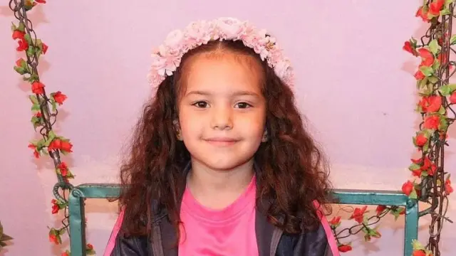Foto de Hind Rajab con flores en el pelo
