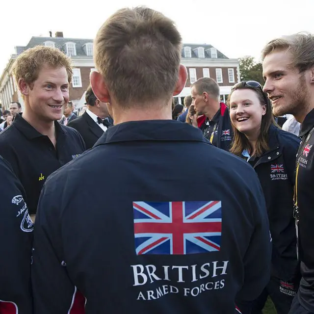 La espalda de la chaqueta del hombre luce una bandera británica y la inscripción 
