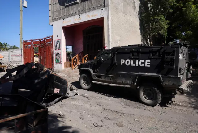 Carros de policía en las calles de Puerto Príncipe