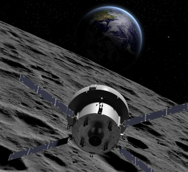 Impresión artística de una pequeña nave espacial con cuatro paneles solares formando una X a su alrededor, volando sobre la superficie lunar con la Tierra en el fondo.