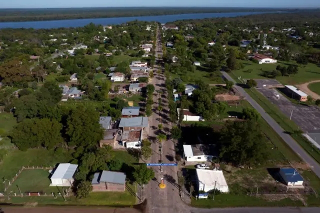 Vista aérea del pueblo de San Javier, en el departamento uruguayo de Río Negro, sobre el río Uruguay.