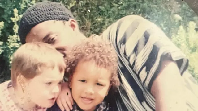 Hadeya, con su hermano en el centro, y su padre.  