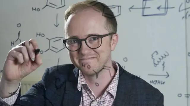 Stephen Wallace, escribiendo fórmulas químicas