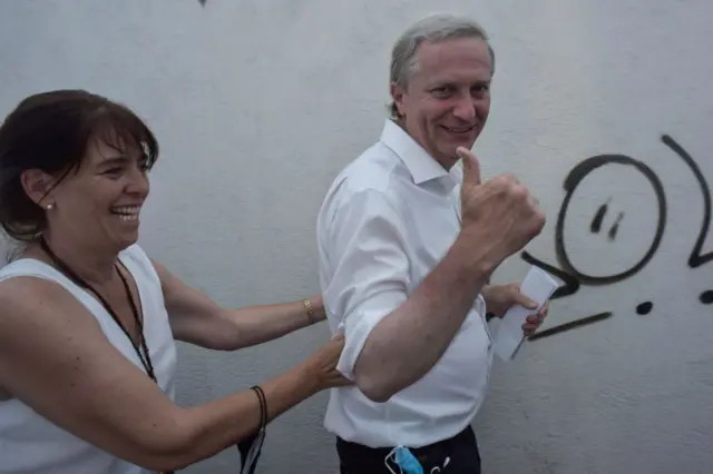 José Antonio Kast camina tomado de la espalda por su esposa, María Pía Adriasola 