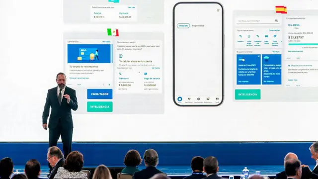 Altos ejecutivos de BBVA y funcionarios económicos mexicanos participan en el evento anual de BBVA México para líderes empresariales de todo el país.