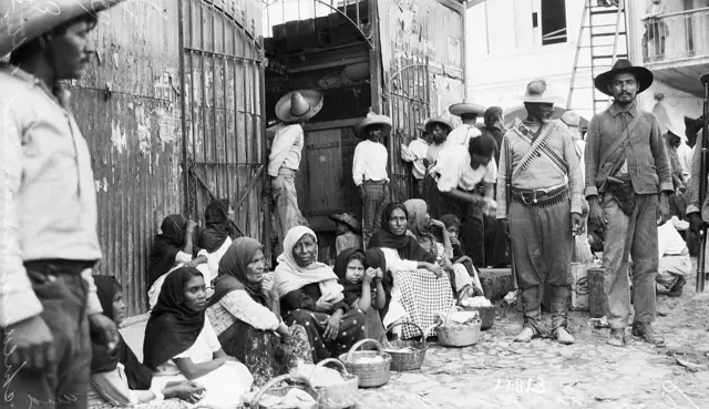 Mujeres con cestas.