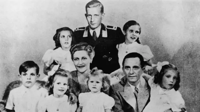 Joseph y Magda Goebbels con sus siete hijos