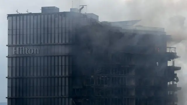 El humo se eleva desde un quemado hotel Hilton Kathmandu, luego de las protestas por el asesinato de 19 personas el lunes después de las protestas anticorrupción provocadas por una prohibición de las redes sociales.