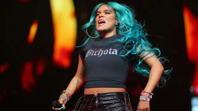 Karol G con una camiseta que dice Bichota.
