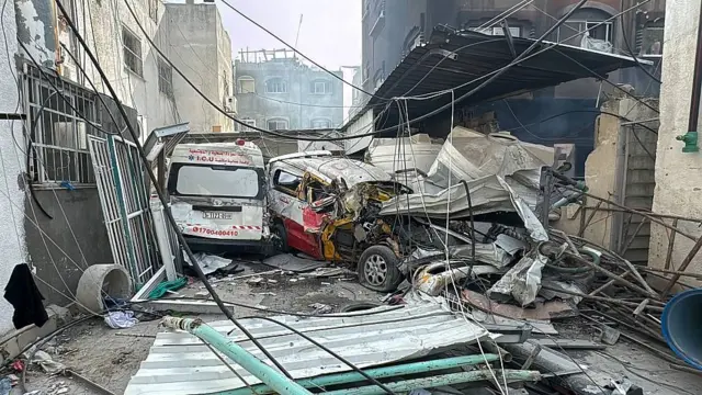 Ambulancias e instalaciones destruidas en el hospital Kamal Adwan