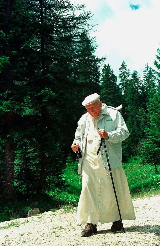 Juan Pablo II haciendo senderismo