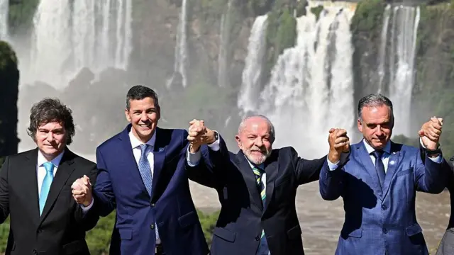 El presidente de Argentina, Javier Milei, el presidente de Paraguay, Santiago Peña, el presidente de Brasil, Luiz Inácio Lula da Silva, y el presidente de Uruguay, Yamandu Orsi, posan para una foto durante la Cumbre de Jefes de Estado del Mercosur en Foz de Iguazú, Brasil.