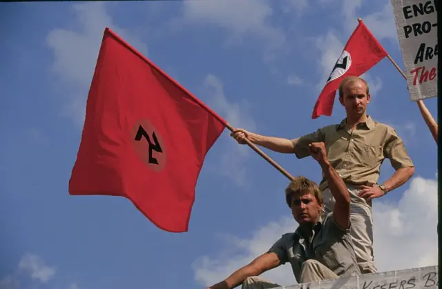Supremacistas sudafricanos protestan contra la liberación de Nelson Mandela en 1990.
