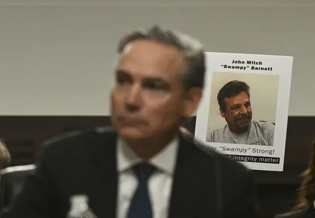 En la imagen el CEO de Boeing en medio de una audiencia en el Senado de EE.UU. 