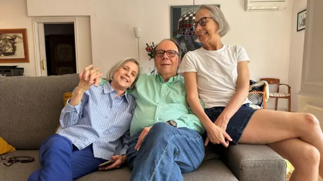 Linda, Carlos Alberto y Gina