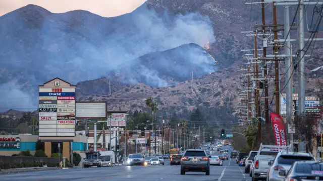 humo en las montañas de california provocado por los incendios forestales 