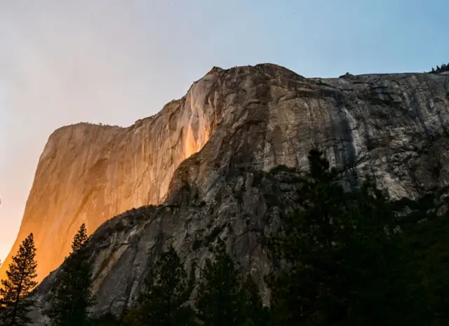 Vista de El Capitán en febrero, durante el fenómeno conocido como 