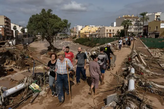 Damnificados en Paiporta, Valencia, por las inundaciones en España.