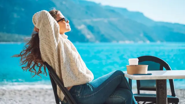 Mujer tomando el sol