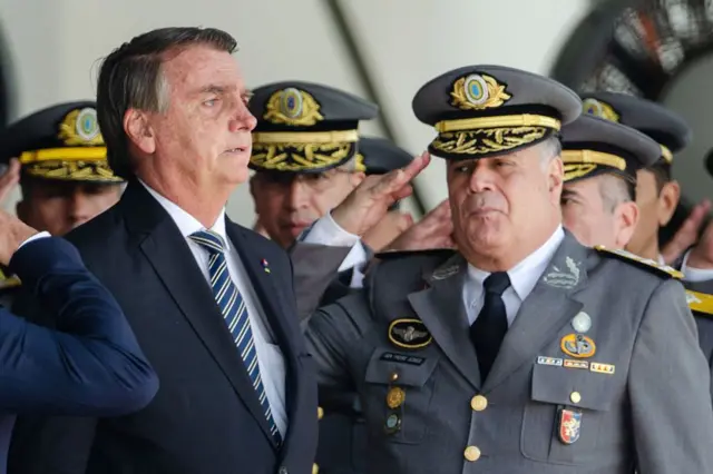 El presidente brasileño, Jair Bolsonaro, junto al comandante del Ejército, Marco Antonio Freire Gomes, en Noviembre de 2022. 