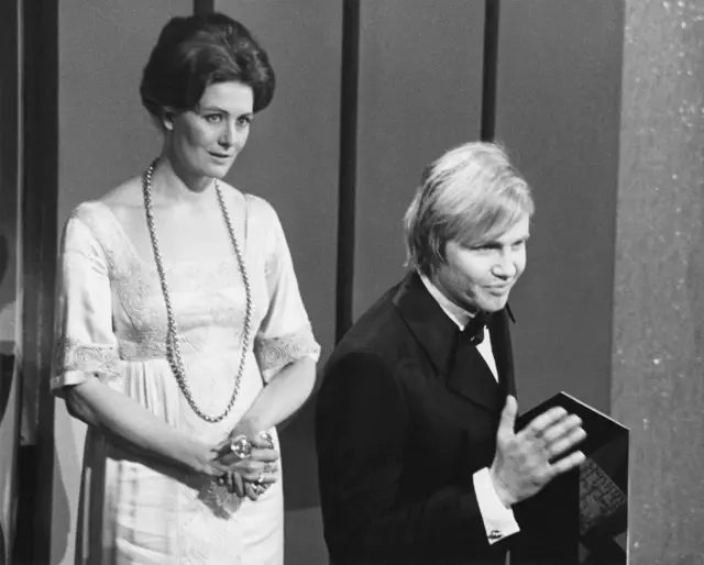 John Voight, ganador del premio al recién llegado más prometedor en papeles principales en cine por su rol en 