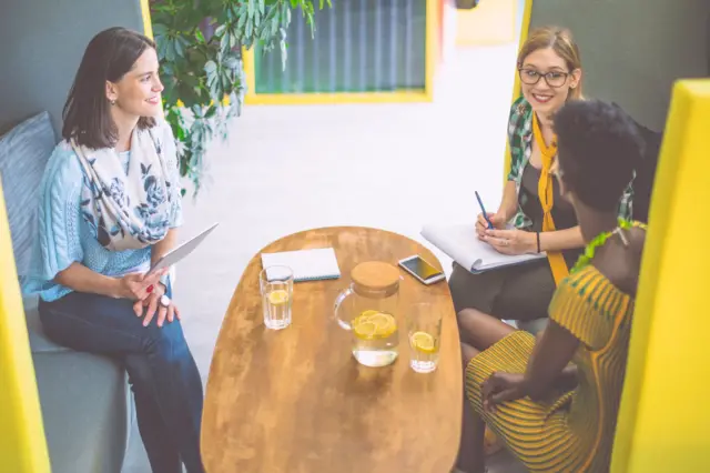 Un grupo de mujeres trabajan juntas