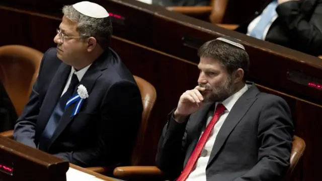 Los legisladores israelíes Itamar Ben Gvir y Bezalel Smotrich sentados en la Knesset durante una audiencia parlamentaria.