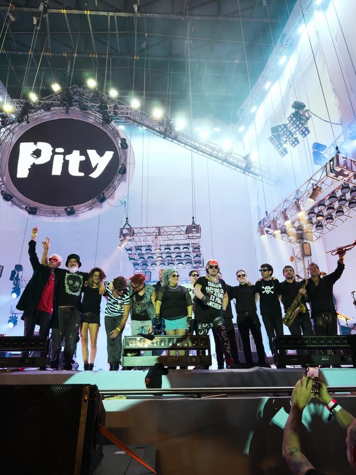 El gran final. Pity Álvarez y toda su banda.