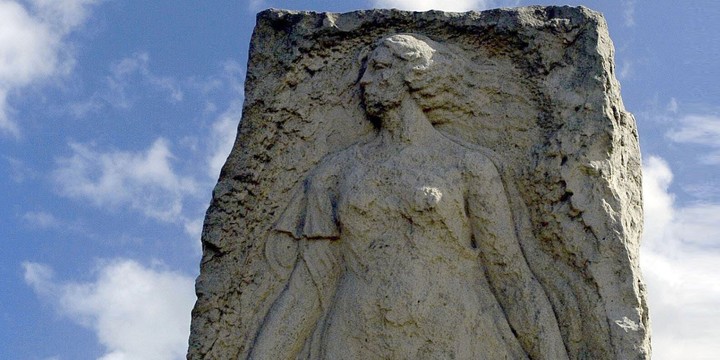 El monumento a Alfonsina Storni, frente a la playa La Perla, en Mar del Plata. Foto: Archivo Clarín