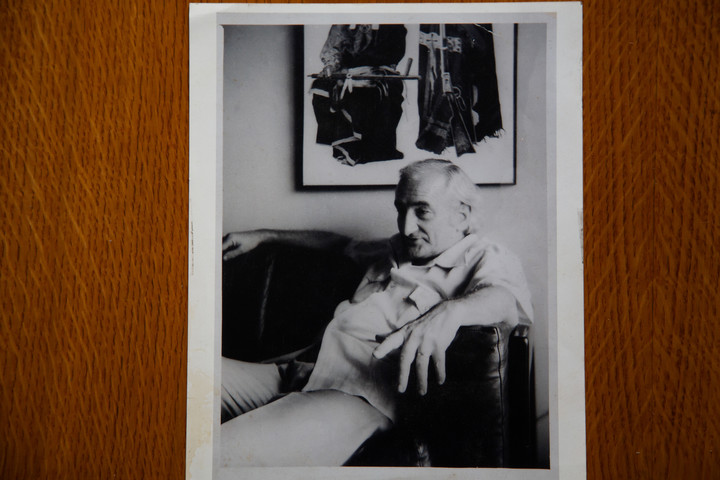 Reproducción de una foto Hector Oesterheld en la casa del escritor casa Guillermo Saccomanno. Foto: Victoria Gesualdi