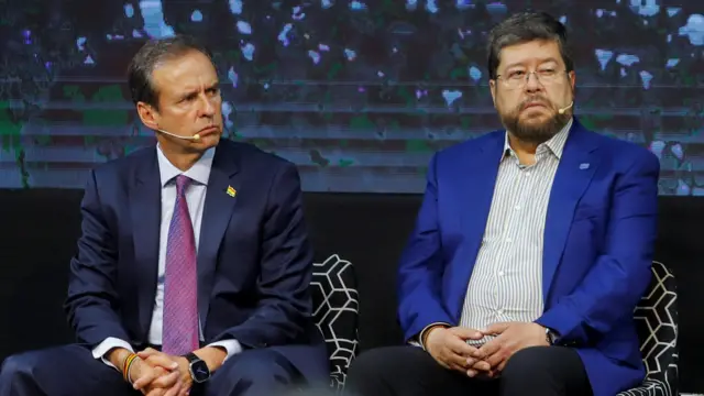 El expresidente boliviano y candidato de la alianza Libre, Jorge Tuto Quiroga, y Samuel Doria Medina, candidato del partido Unidad Nacional, en una reunión en Santa Cruz de la Sierra, Bolivia. 