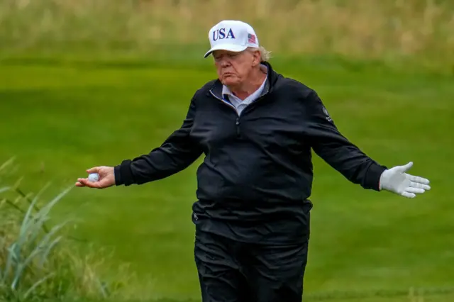 Trump jugando al golf