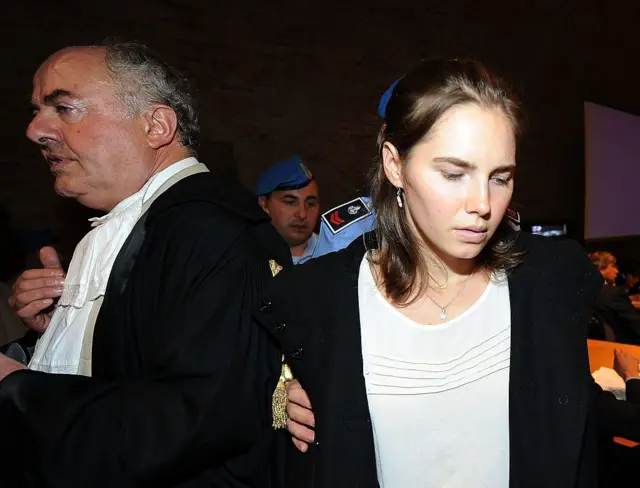 El fiscal Giuliano Mignini y Amanda Knox asisten a la audiencia de apelación de Amnada Knox el 26 de septiembre de 2011 en Perugia, Italia. Amanda Knox espera el veredicto de su apelación, que podría anular su condena por el asesinato de Meredith Kercher.