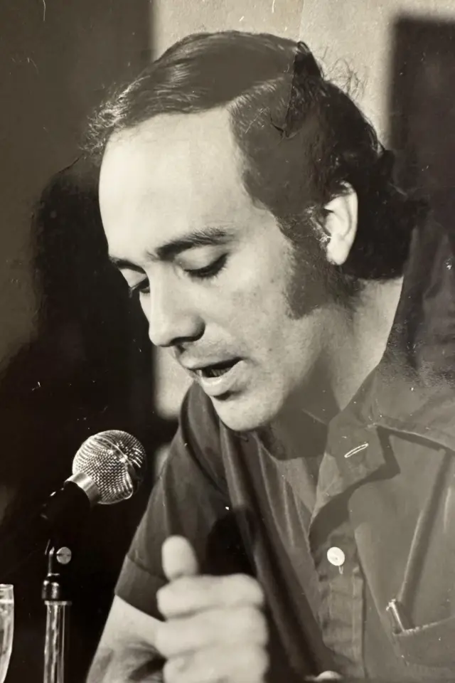 Carlos Alberto Montaner, joven, ante un micrófono.