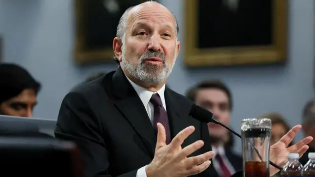 Howard Lutnick hablando frente a la Cámara de Representantes