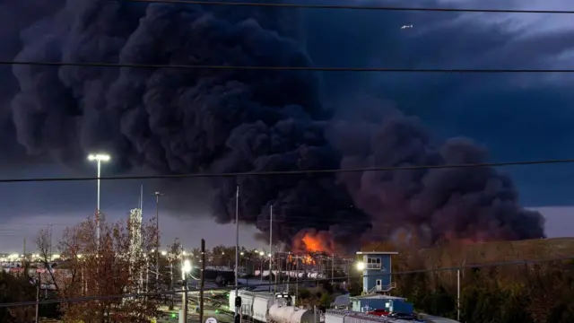 Humo negro saliendo del lugar del accidente.