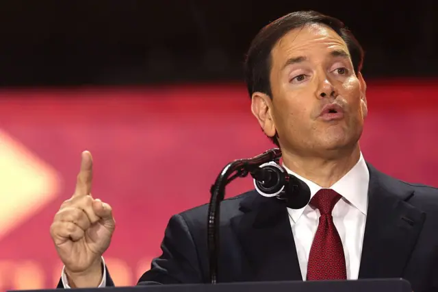 El secretario de Estado de EE. UU., Marco Rubio, habla durante el servicio conmemorativo público del activista de derecha Charlie Kirk en el estadio State Farm en Glendale, Arizona, el 21 de septiembre de 2025.