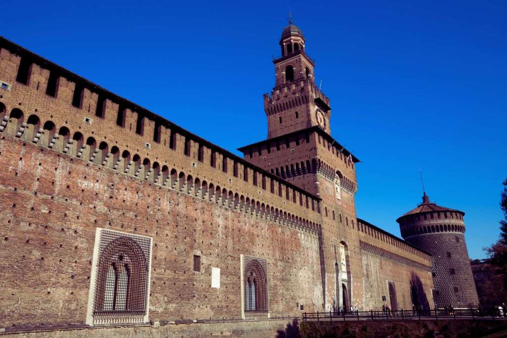 El Castillo Sforzesco fue restaurado a comienzos de 1497, tras haber sido arrasado durante un periodo de intensos conflictos políticos